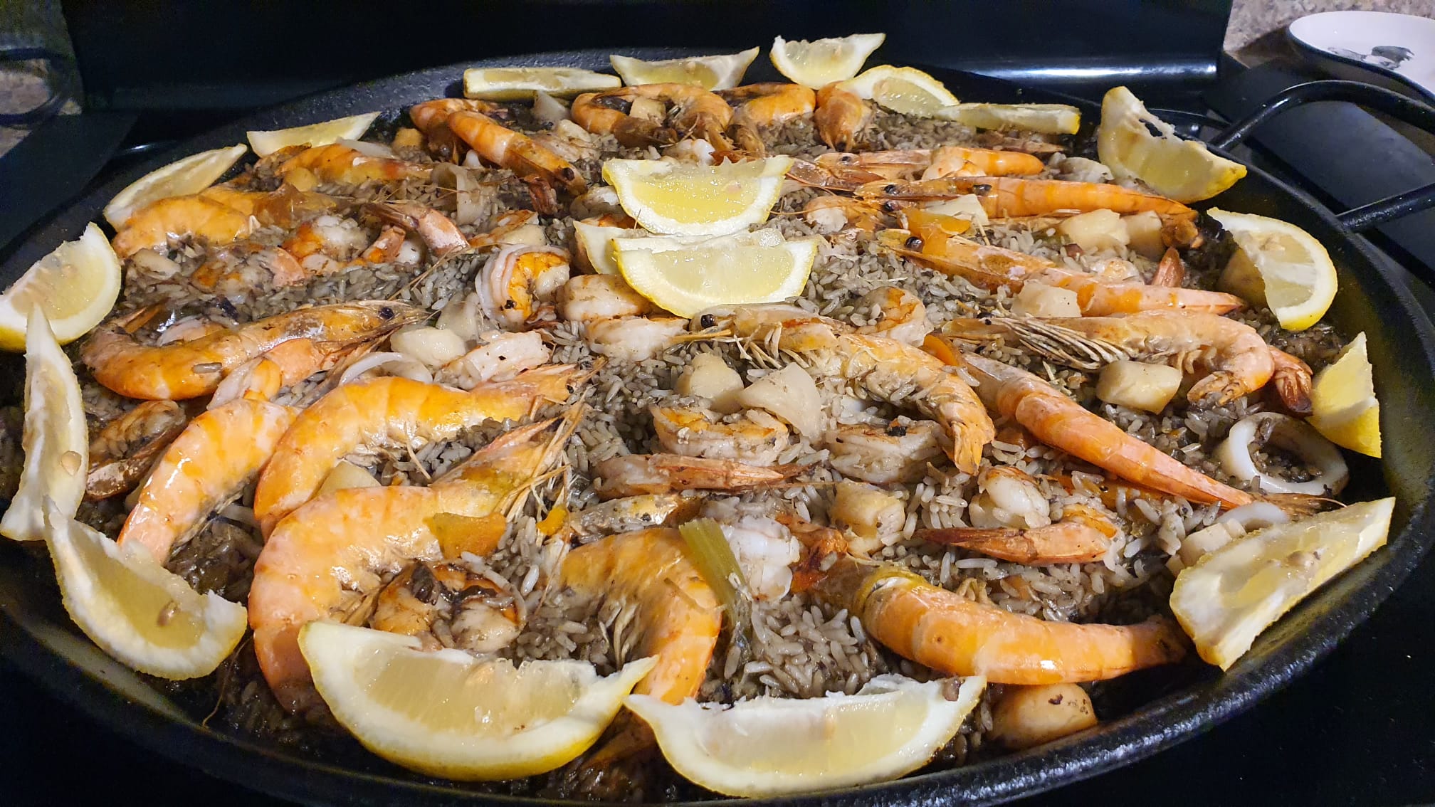 Paella Negra: langostinos, camarones, mejillones, calamares, scallops, pescado y tinta de calamar.