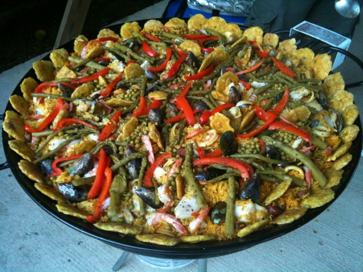 Paella Marinera: Camarones, pescado, almejas, mejillones, anilla de calamar, pulpo y scallops.